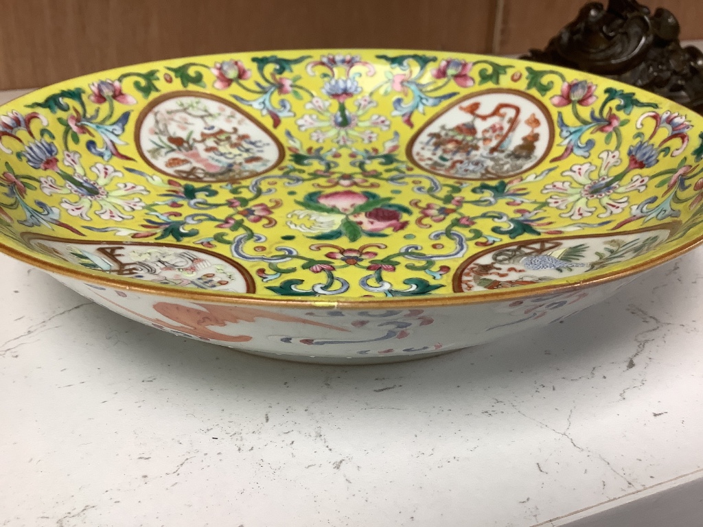 A Chinese yellow ground medallion saucer dish, Jiaqing mark, 19th century, diameter 20cm